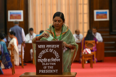 India&rsquo;s parliament begins voting for new president