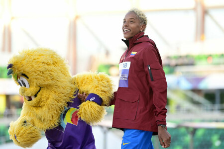 Rojas leads familiar cast to world golds