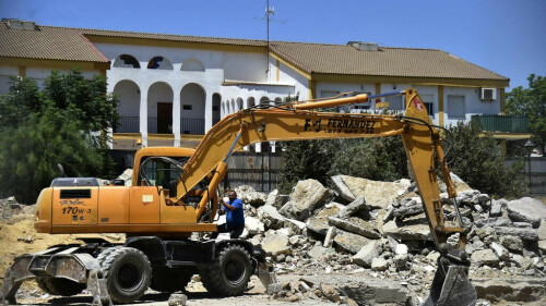 Outdoor workers seek protection as heatwave scorches Europe