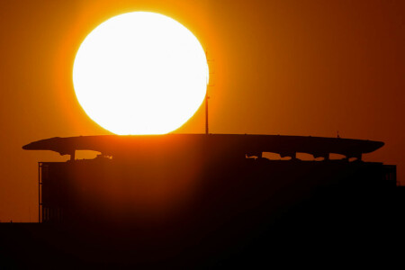 California wildfire rages as US bakes in record-setting heat wave
