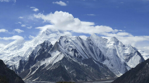 Three foreign climbers feared dead on Pakistani peaks