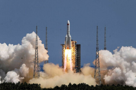 Chinese booster rocket makes uncontrolled return to Earth