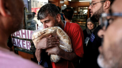 Lebanese face long &lsquo;insulting&rsquo; queues to buy bread