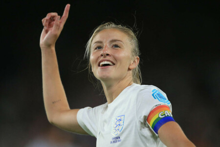 England urged to seize the day for women&rsquo;s football fever