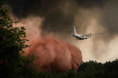 &lsquo;Extreme vigilance&rsquo; at vast western France fire