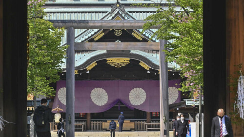 Japanese ministers visit controversial war shrine