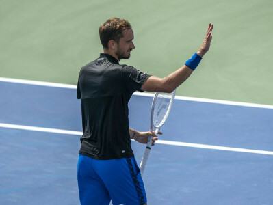 Medvedev grinds down Shapovalov in Cincinnati