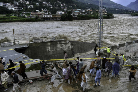 Death toll over 1,000: Pakistan braces for deluge from swollen rivers