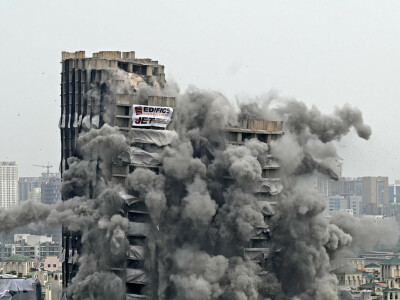 India demolishes illegal 100-metre ‘twin towers’ outside Delhi India demolishes illegal 100-metre ‘twin towers’ outside Delhi