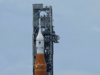 NASA shoots for the Moon, on its way to Mars NASA shoots for the Moon, on its way to Mars