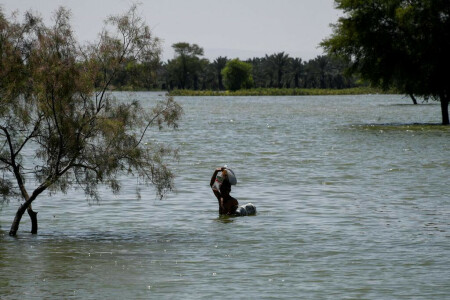 South Pakistan braces for surge of flood water flowing from north South Pakistan braces for surge of flood water flowing from north