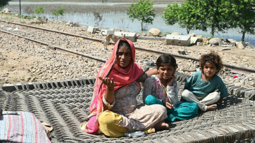 Pregnant women caught in Pakistan floods desperate for aid