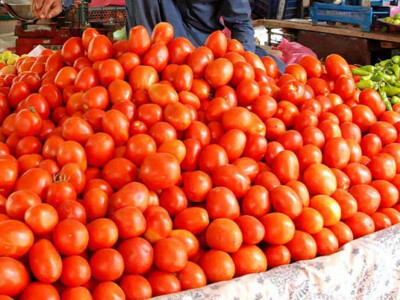 In Quetta: miscreants protest tomato import, seen destroying containers