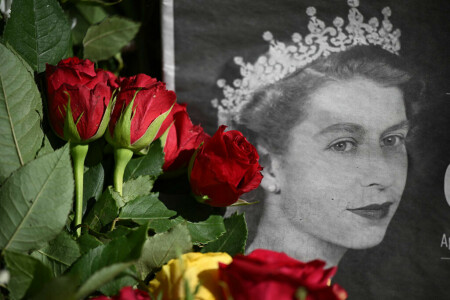 Queen's coffin heads to Scottish palace, historic church