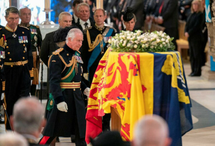 Queen Elizabeth&rsquo;s coffin to be flown to London