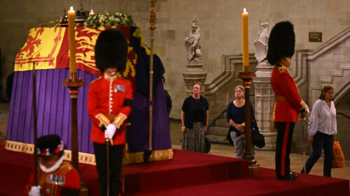 Tears as British public pays respects to queen&rsquo;s coffin