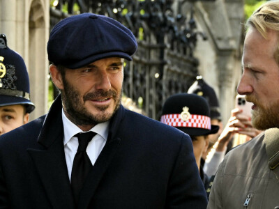 Beckham joins thousands in queue for queen&rsquo;s coffin