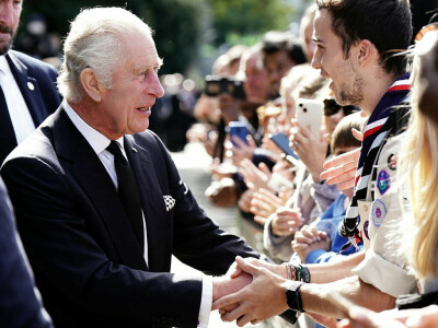 King Charles shakes hands with well-wishers in queen&rsquo;s queue
