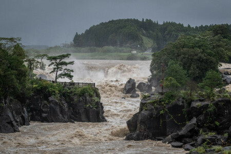 Typhoon Nanmadol snarls air, land traffic in Japan, more rain expected