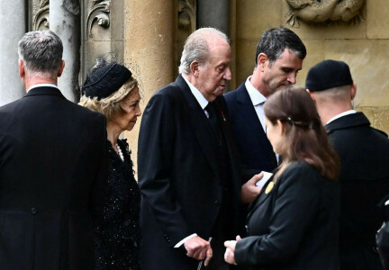 Ex-King Juan Carlos&rsquo; attendance at queen&rsquo;s funeral draws scorn from Spanish left