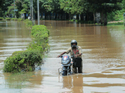 Heavy rain in India brings floods to business district near capital