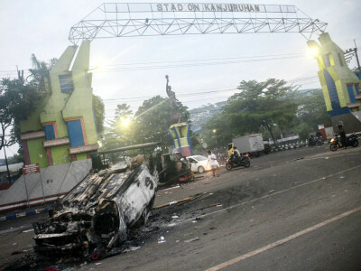 Stampede, riot at Indonesia football match kill 174, league suspended