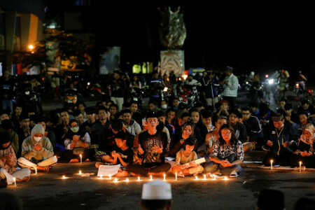 Seventeen children among the dead in Indonesian soccer stampede