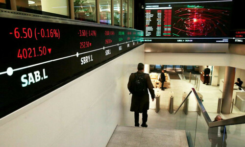 Banks, consumer stocks haul FTSE 100 lower