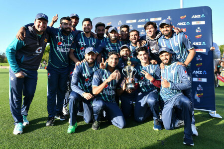 Pakistan win tri-series final to send T20 World Cup warning