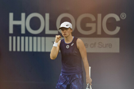 No.1 Swiatek rallies past Pegula to reach San Diego final