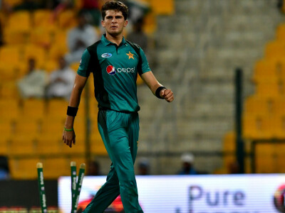 Afridi sends signal with toe-crusher before rain plays spoilsport