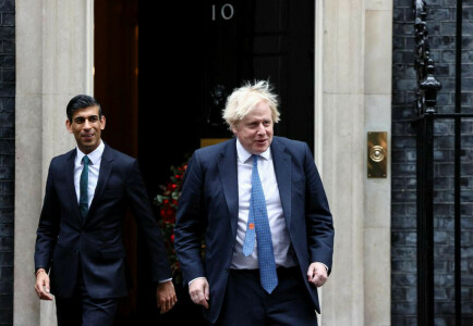 Boris Johnson, Rishi Sunak lead race to become Britain&rsquo;s next prime minister