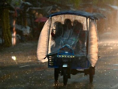 Bangladesh evacuates hundreds of thousands ahead of cyclone