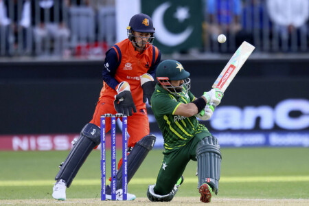 Pakistan hammer Netherlands to keep T20 World Cup hopes alive