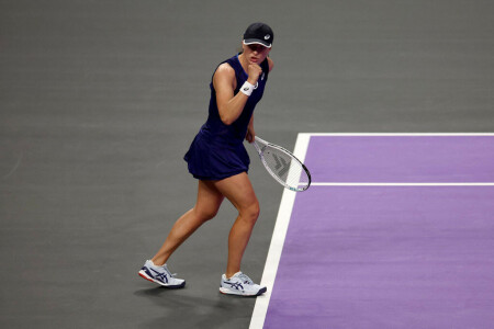 Swiatek cruises to win over Kasatkina