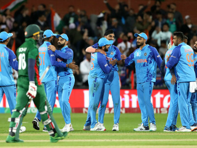 Kohli stars as India beat Bangladesh to stand on brink of T20 semi-finals