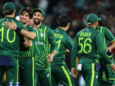 Pakistan keep slim World Cup hopes alive with South Africa win