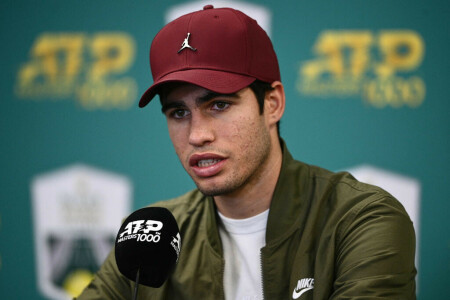 Alcaraz retires with injury as Djokovic races into semi-finals