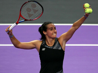 Garcia edges Kasatkina to advance at WTA Finals