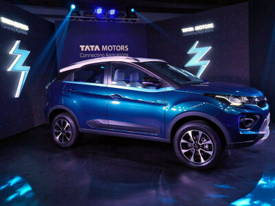 Tata Motors extends losses on chip woes, weak exports