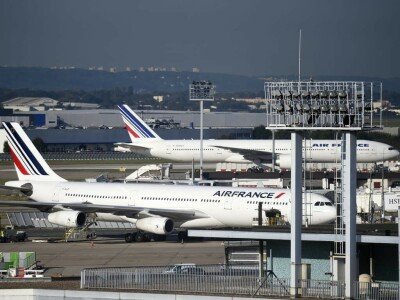Air France-KLM shares fall after bond sale announcement