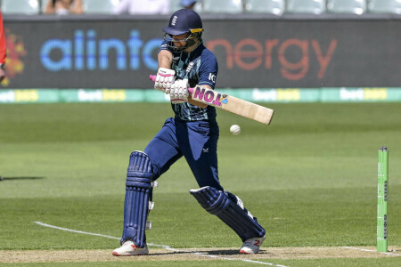 Australia cruise to six-wicket win over England in first ODI