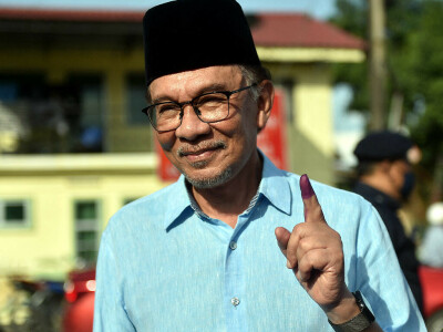 Malaysia votes in general election, Anwar seen leading tight race