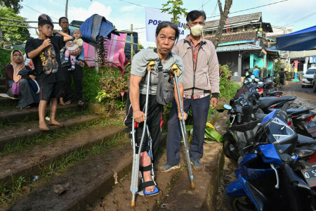 Indonesia rescuers race to find dozens missing after quake