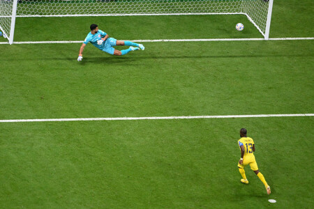Qatar drop goalkeeper for crunch Senegal clash