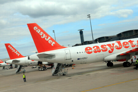 EasyJet says bookings for next spring, summer look positive