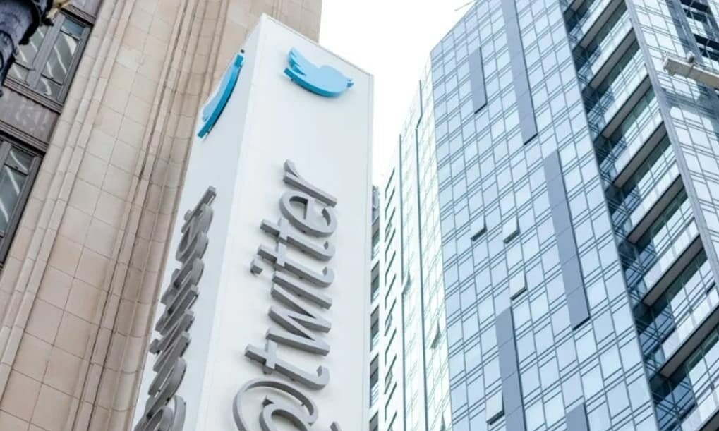 Twitter chaos deepens as key executives quit