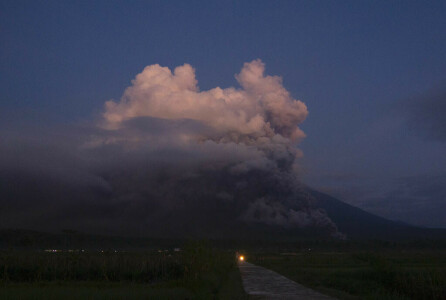 Indonesia&rsquo;s Mount Semeru volcano alert status raised to highest level