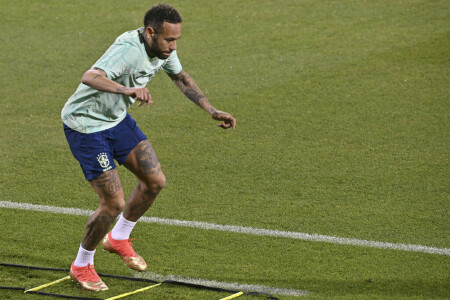 Neymar close to World Cup return, England and France set up last-eight showdown