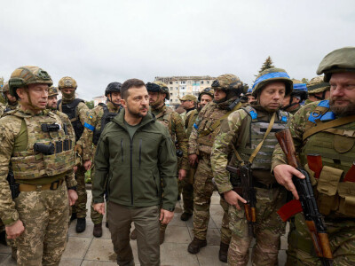 Zelensky visits Donbas near &lsquo;difficult&rsquo; Ukraine front